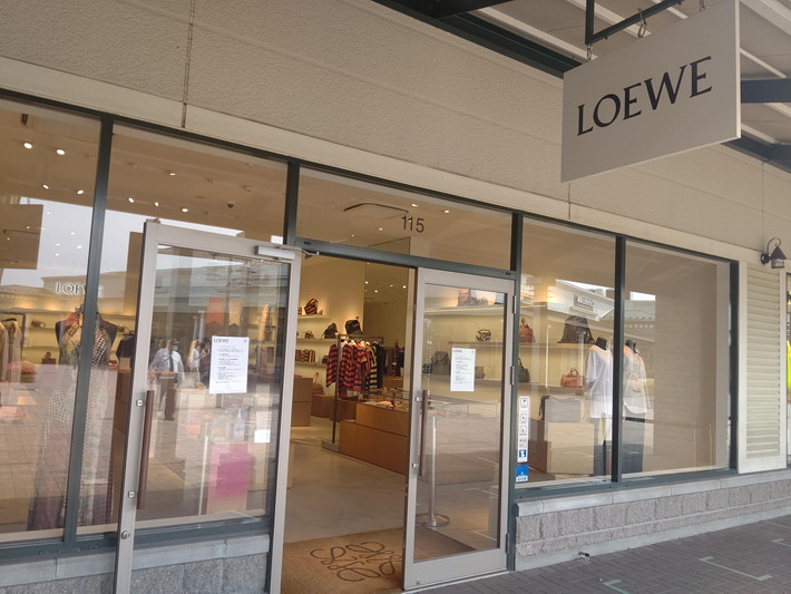 LOEWE（ロエベ）はアウトレットで安く購入できる！財布など15の