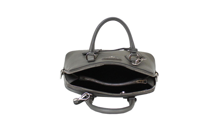 ディナーPRADAグレー台形2